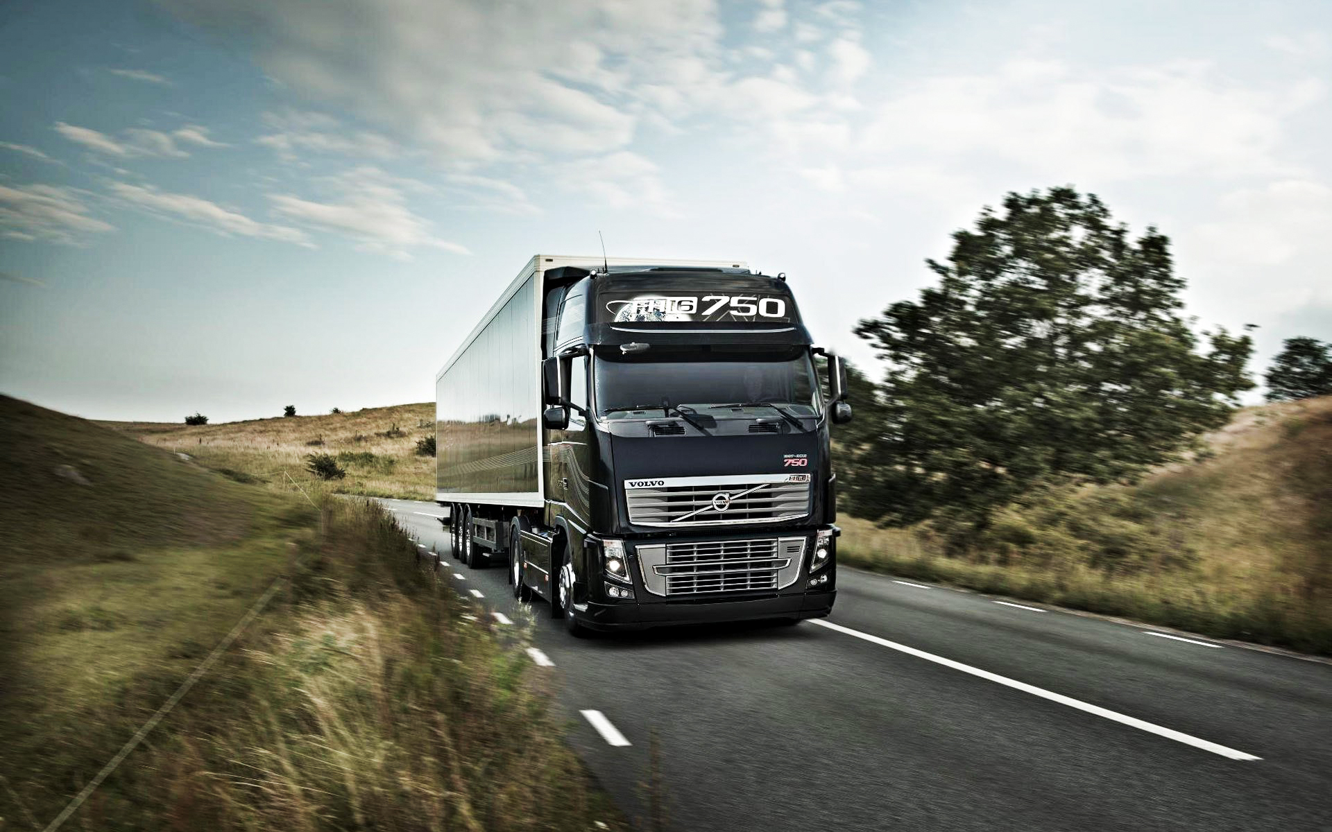 volvo-fh-16-gruzovik-trak-volvo-fura-doroga-trassa-pole.jpg